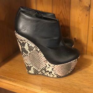 Snakeskin patterned platform shoes
